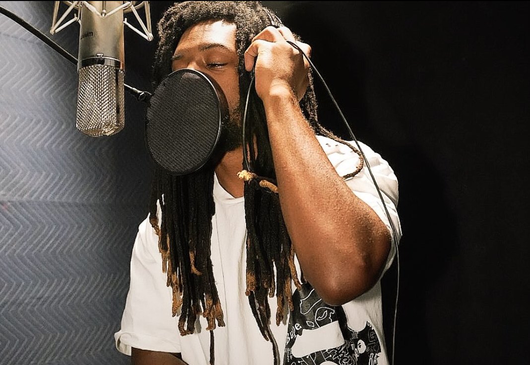 Vocalist tracking at the microphone
